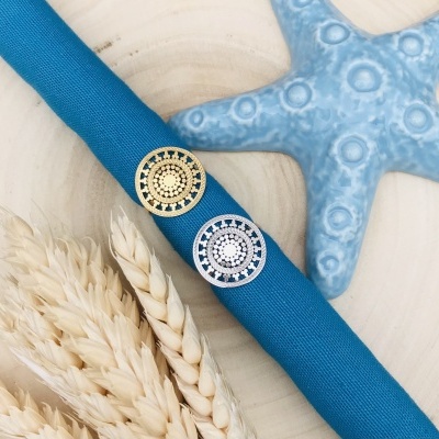 Dois botões decorativos redondos em tecido azul com estrela-do-mar e espigas