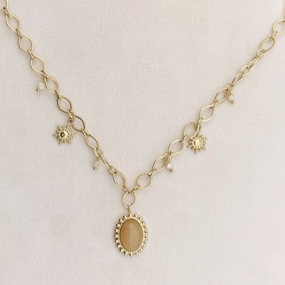 Colar dourado com pendentes pequenos e grande pendente oval