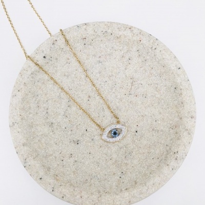 Colar dourado com pendente em forma de olho e pedra azul