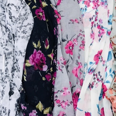 Tecidos estampados com motivos florais coloridos