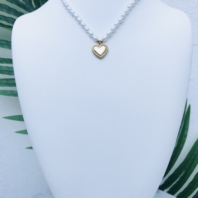 Colar com corrente transparente e pendente de coração dourado