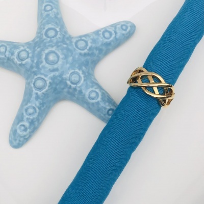 Anel dourado entrelaçado com tecido azul e estrela do mar decorativa azul