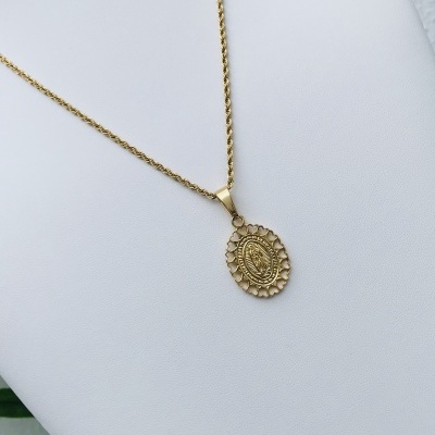 Colar dourado com pendente oval rendilhado num busto branco