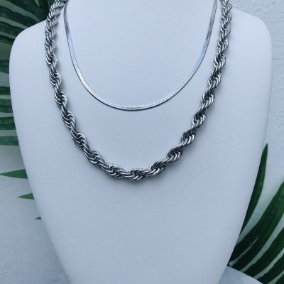 Colar&#x20;em&#x20;A&#x00E7;o&#x20;Entrela&#x00E7;ado&#x20;Prateado