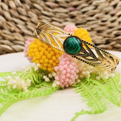 Pulseira dourada com pedra verde e flores artificiais coloridas