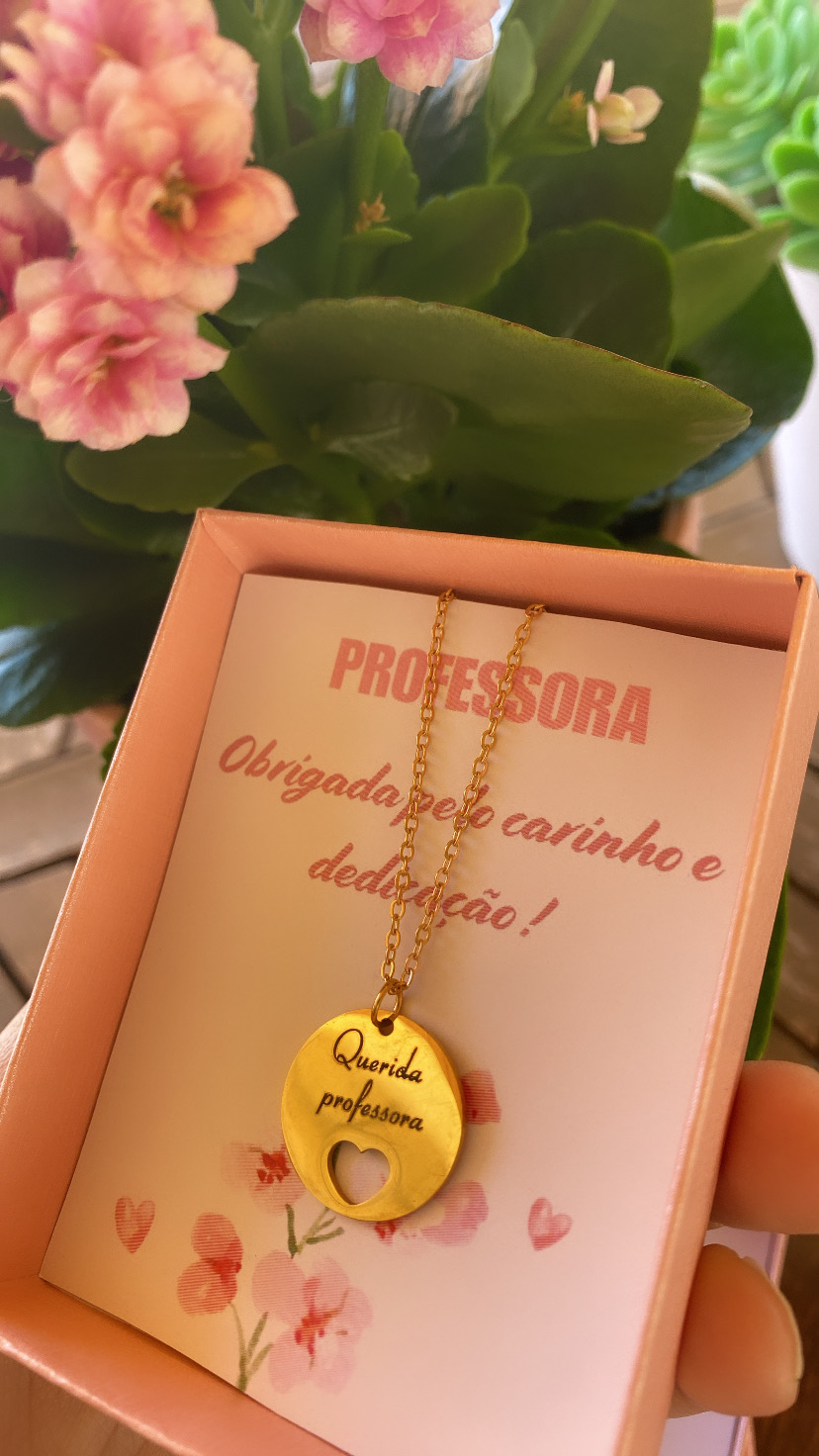 Colar dourado com pendente redondo para professora em caixa cor-de-rosa com mensagem e flores