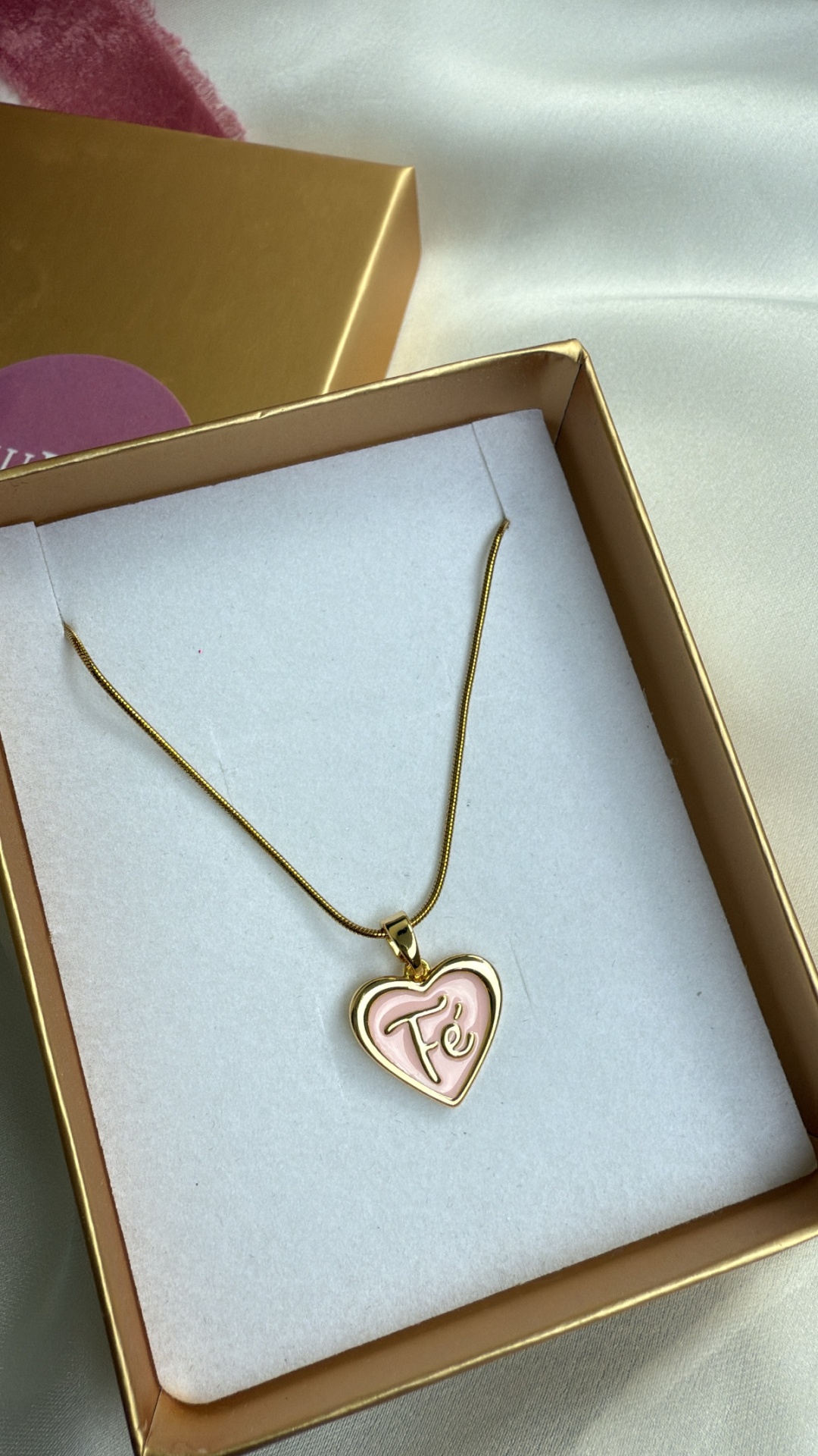 Colar com pendente coração rosa ouro com palavra Fé numa caixa dourada