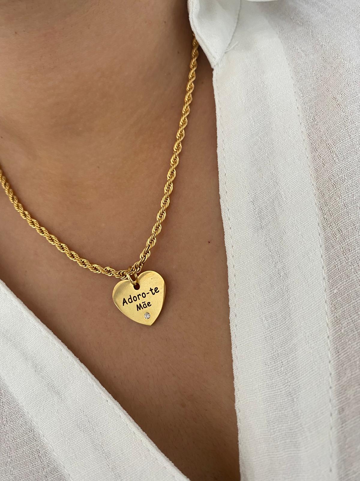 Colar dourado com pendente em forma de coração com inscrições 'Adoro-te Mãe'
