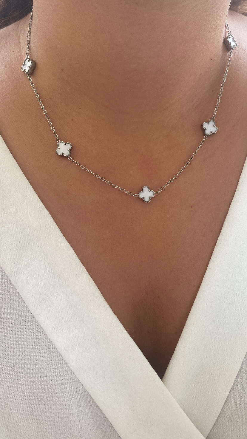 Colar feminino prateado com pendentes florais brancos