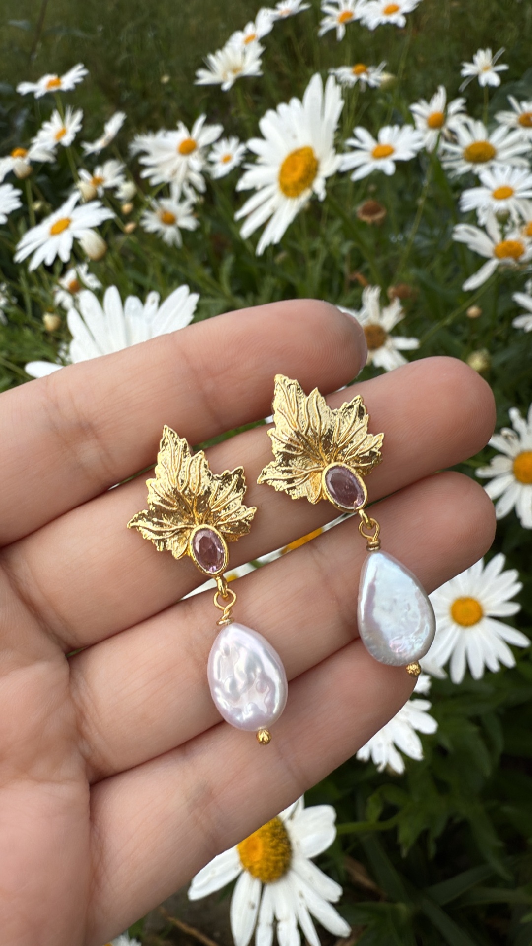 Brincos dourados em forma de folha com pedra rosa e pendente de pérola