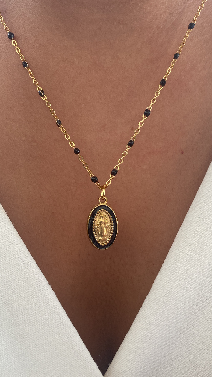 Colar dourado com pendente oval religioso e contas pretas