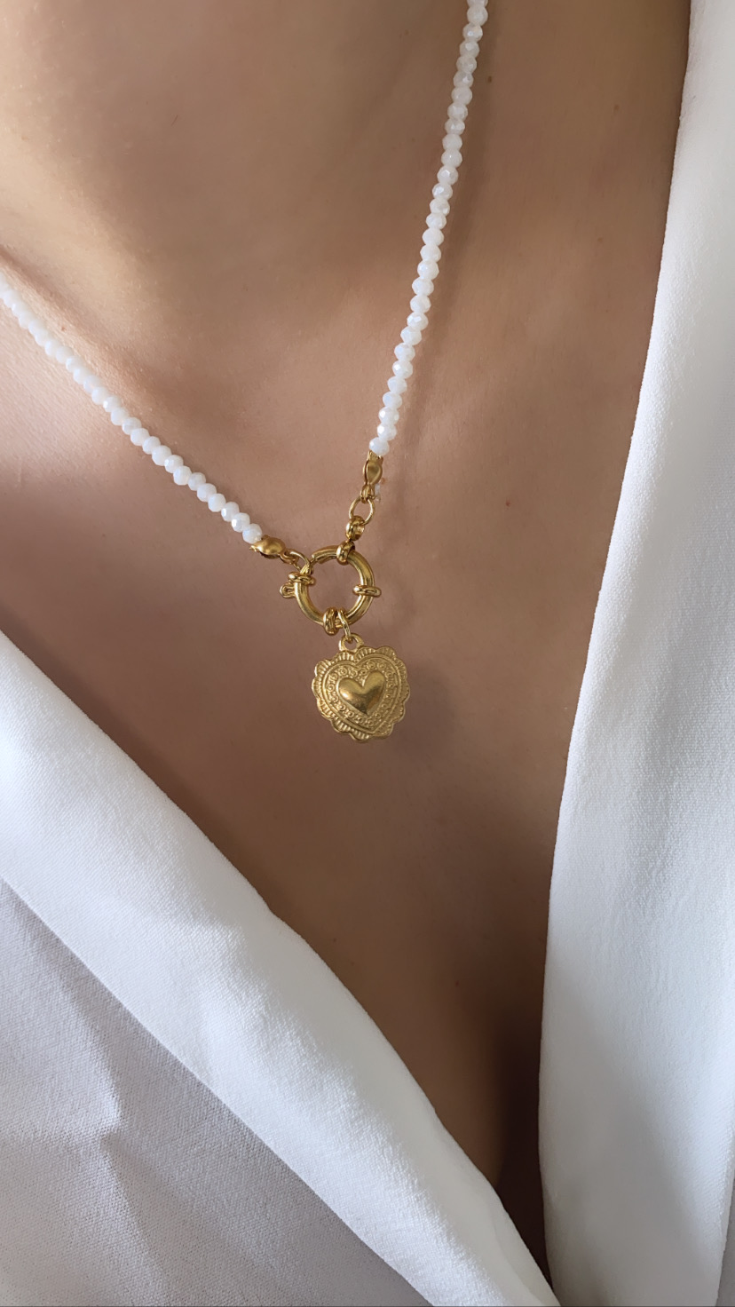 Colar com contas brancas e pendente dourado em forma de coração