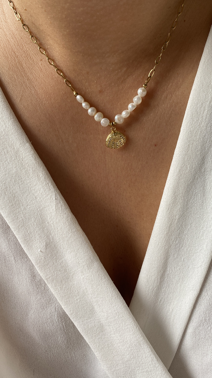 Colar dourado com pérolas e pendente de concha