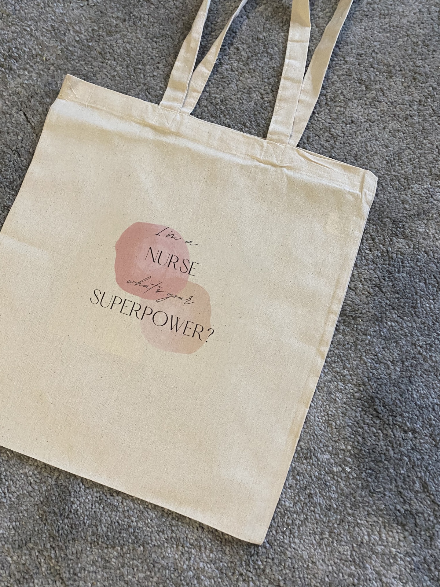 Saco de tecido cru com alças e texto estampado I live on NURSE superpower?