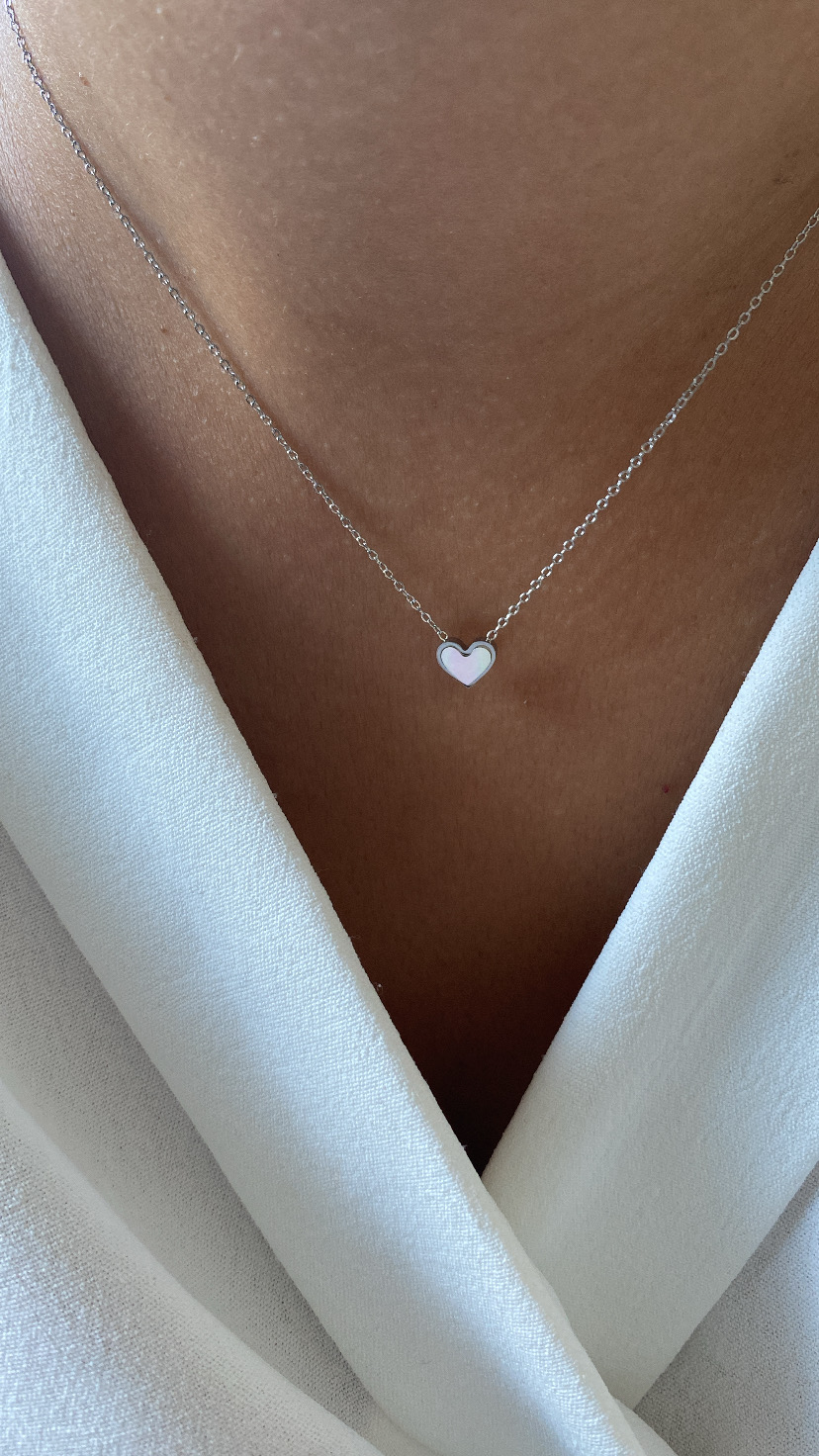 Colar prateado com pendente de coração rosa claro