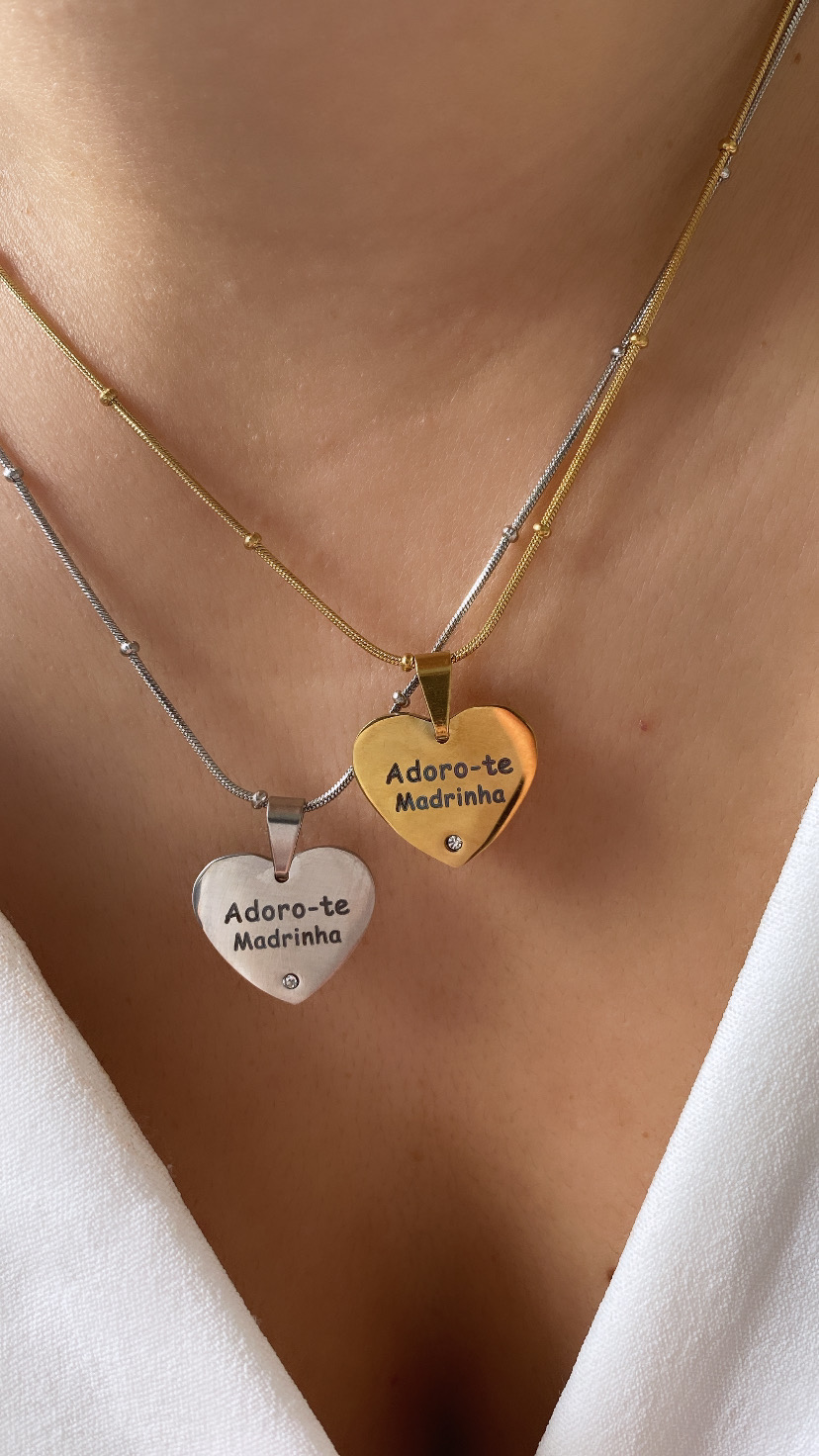 Colares com pendentes em forma de coração dourado e prateado com gravura 'Adoro-te Madrinha'