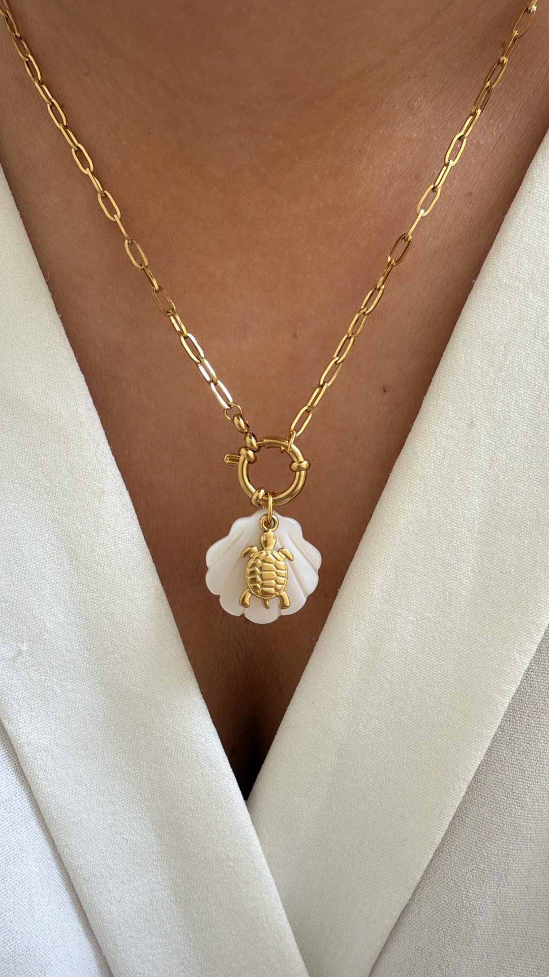 Colar dourado com pendente de concha e tartaruga