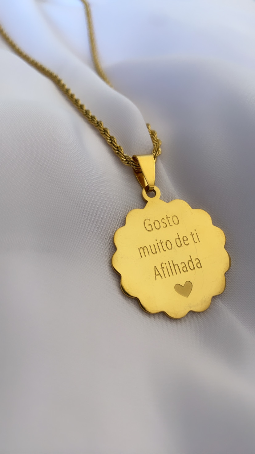Colar dourado com pendente gravado 'Gosto muito de ti Afilhada'