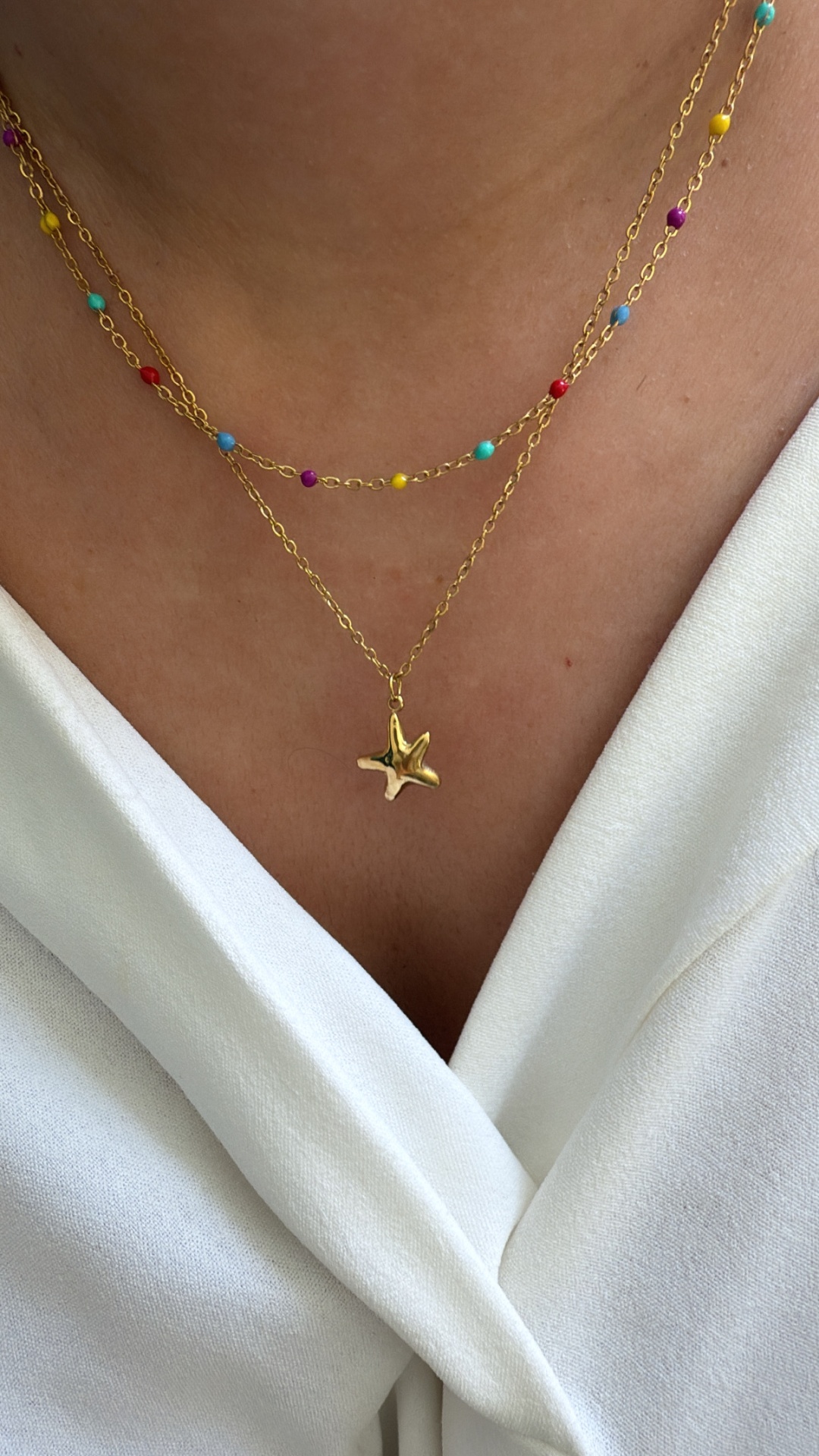 Colar duplo dourado com contas coloridas e pendente estrela