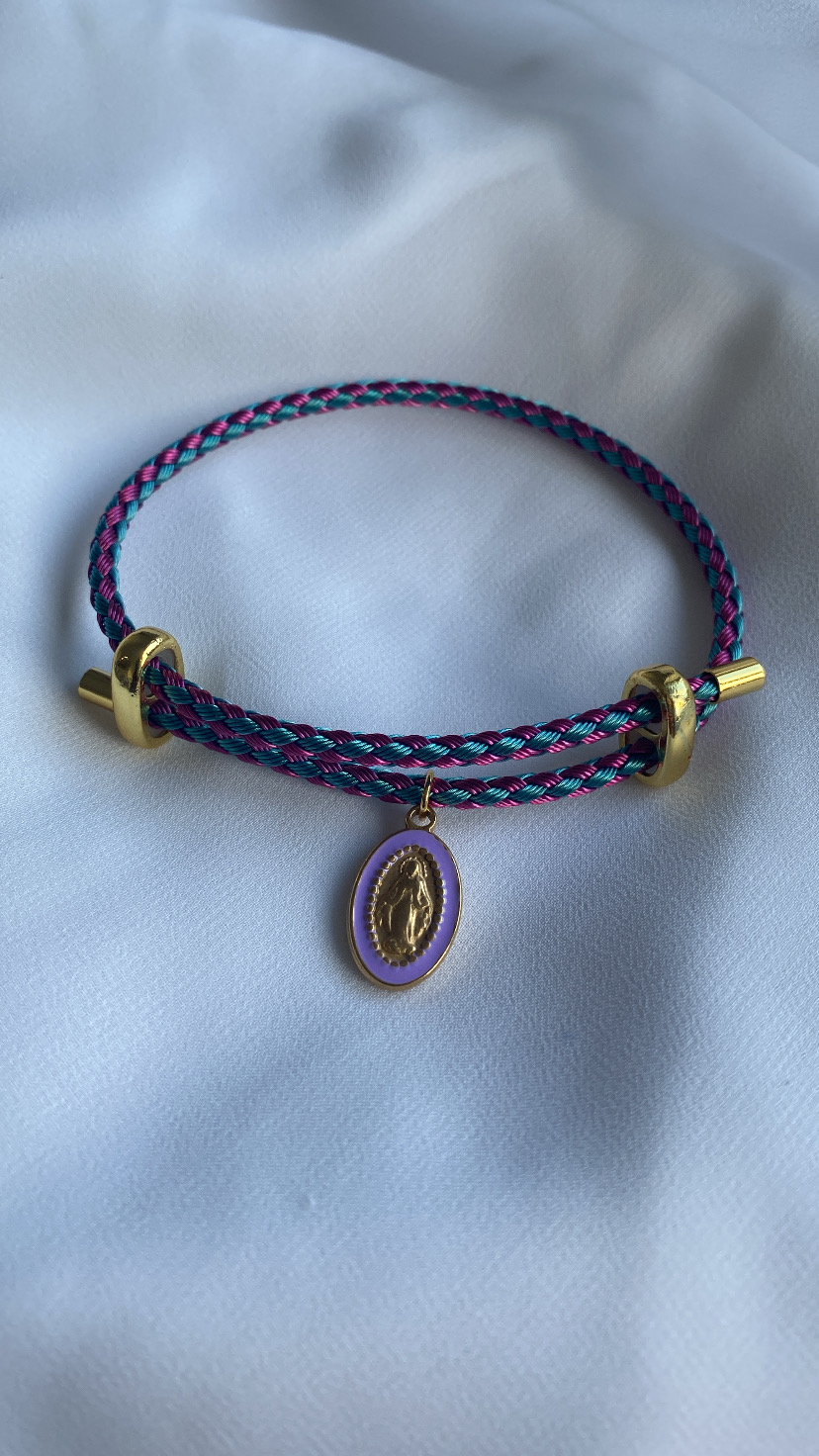 Pulseira colorida com medalha religiosa dourada