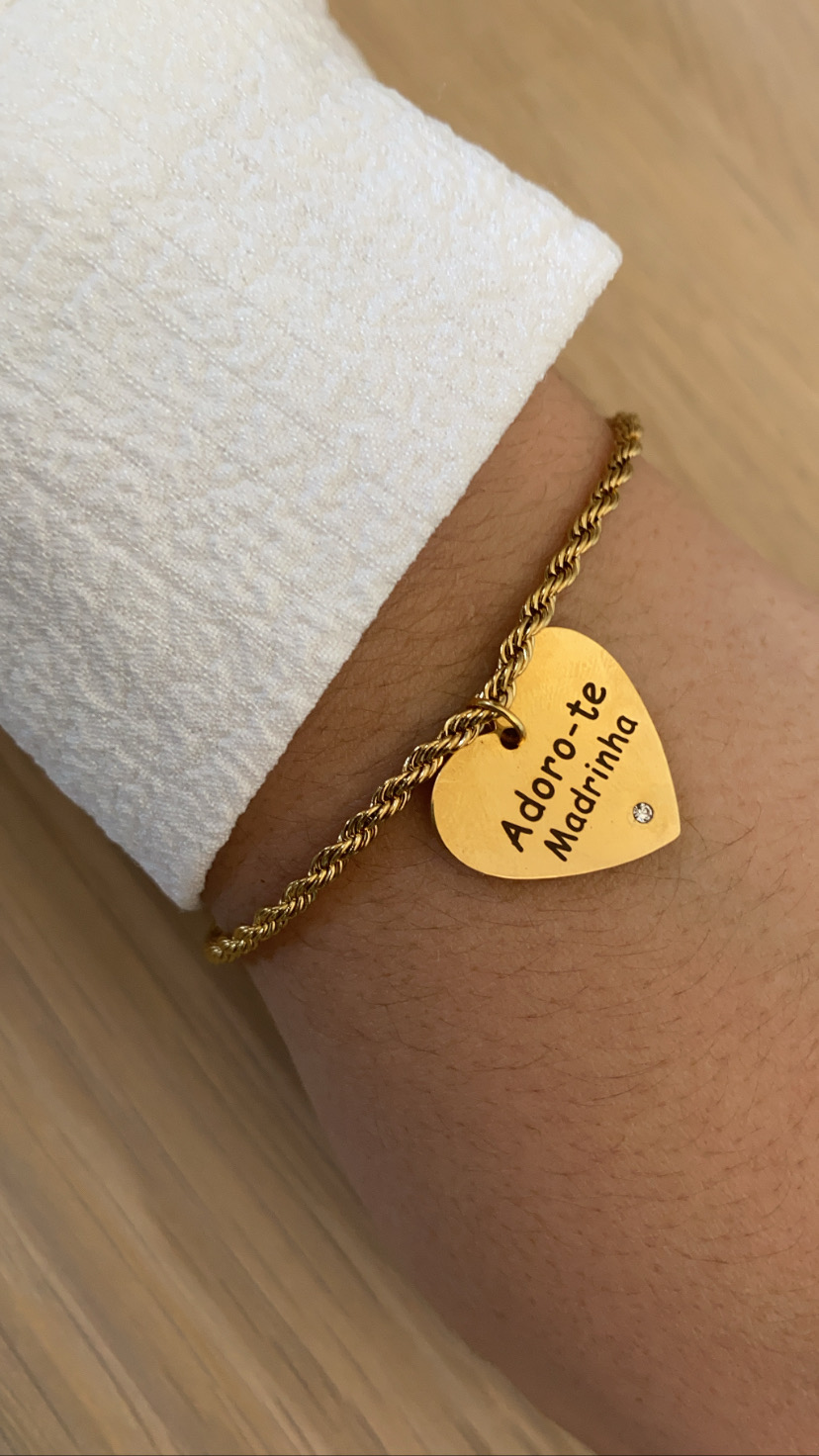 Pulseira dourada com pendente em forma de coração e gravação