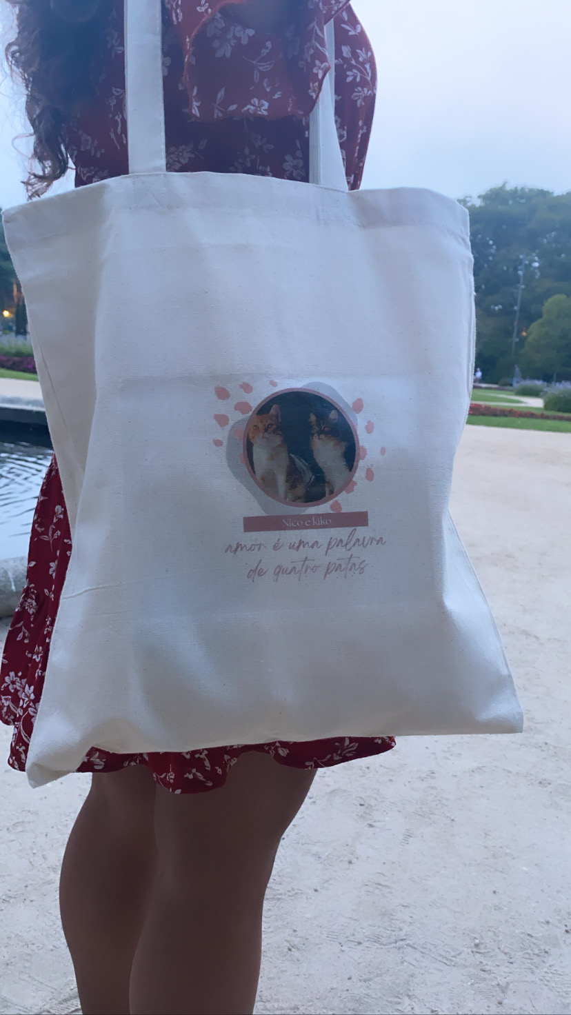 Saco de pano branco com estampa de gatos e texto em português