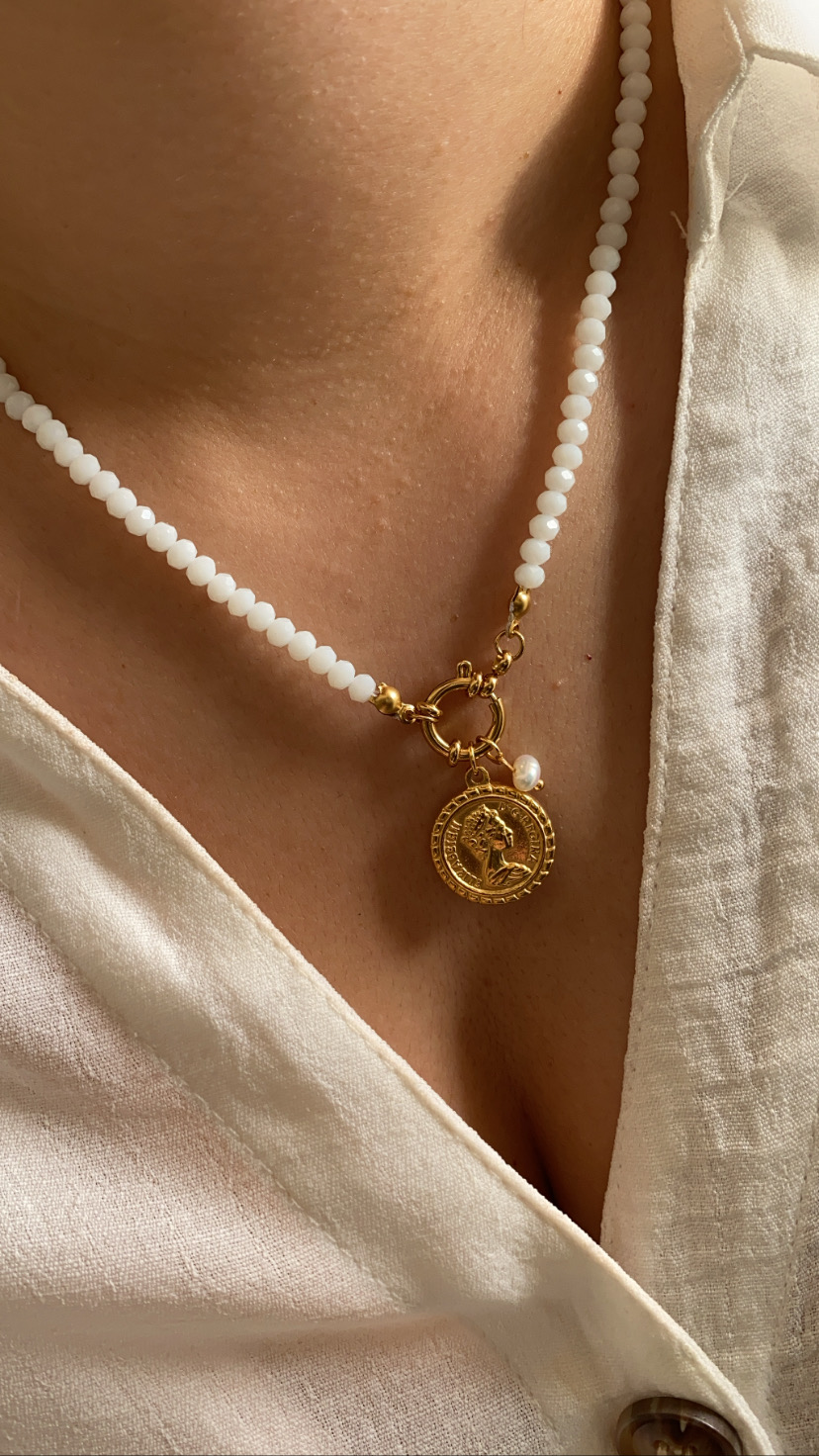Colar de contas brancas com pendente dourado e pérola