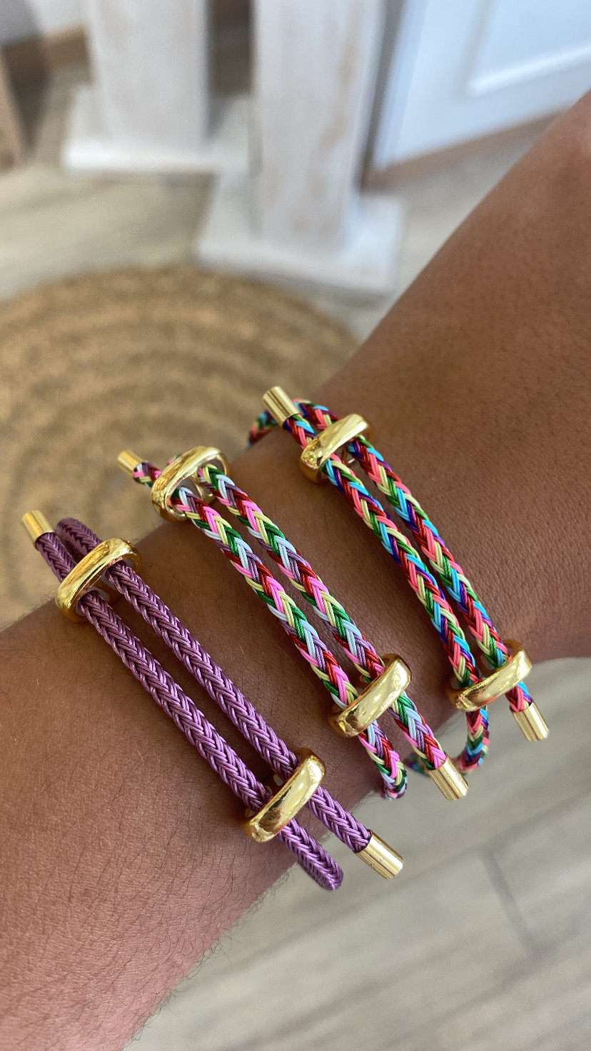 Pulseiras de corda trançada colorida com detalhes dourados no pulso