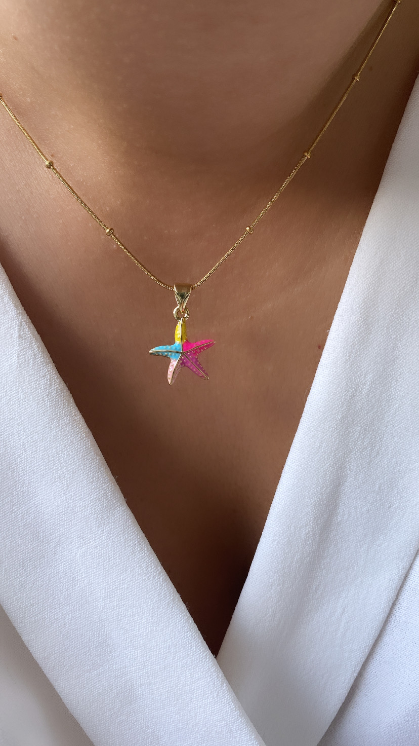 Colar dourado com pendente colorido em forma de estrela-do-mar