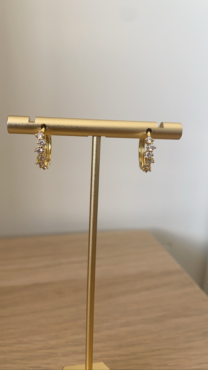 Brincos dourados com pedras em suporte dourado