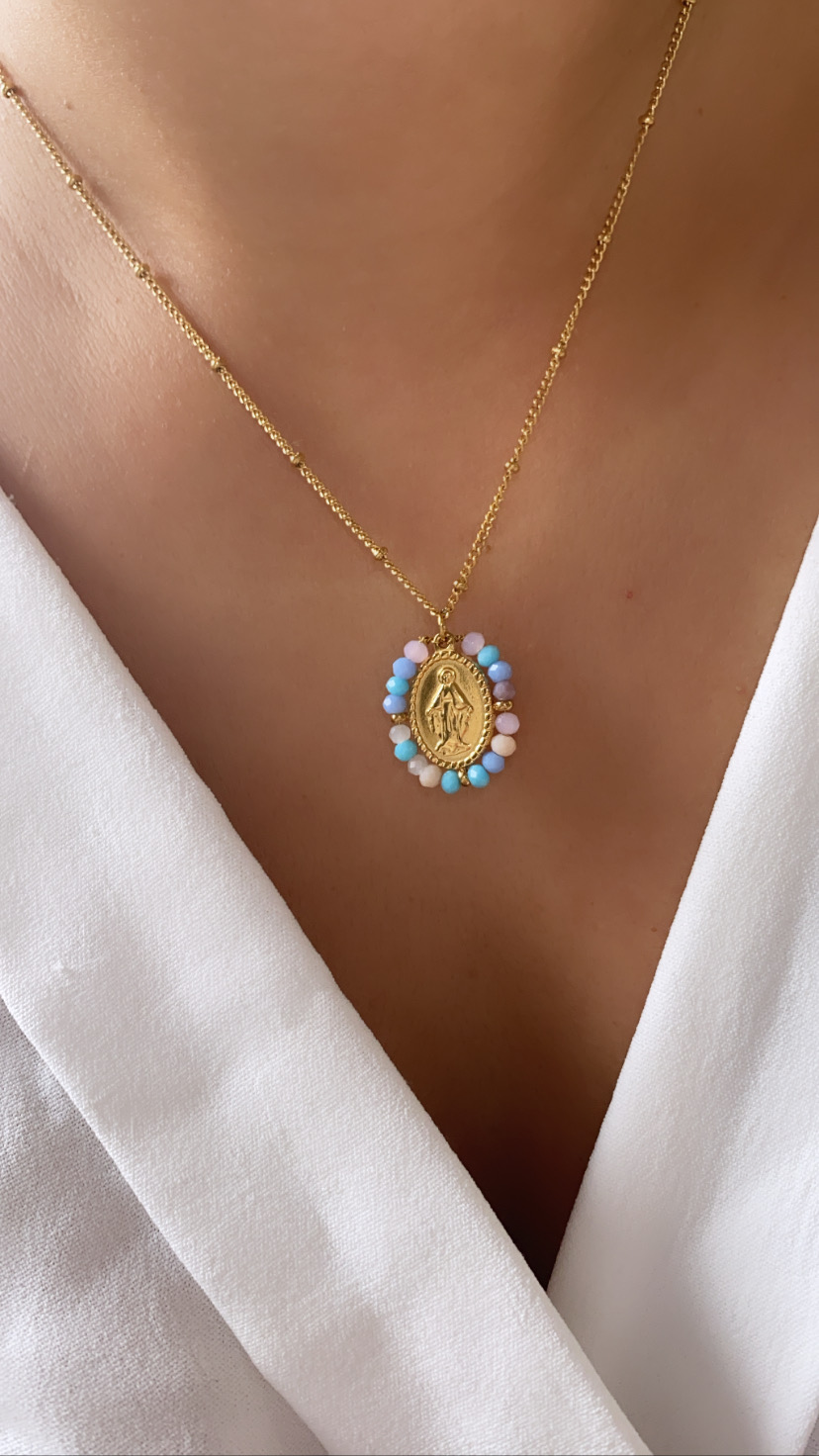 Colar dourado com pendente oval e contas coloridas em tons pastel