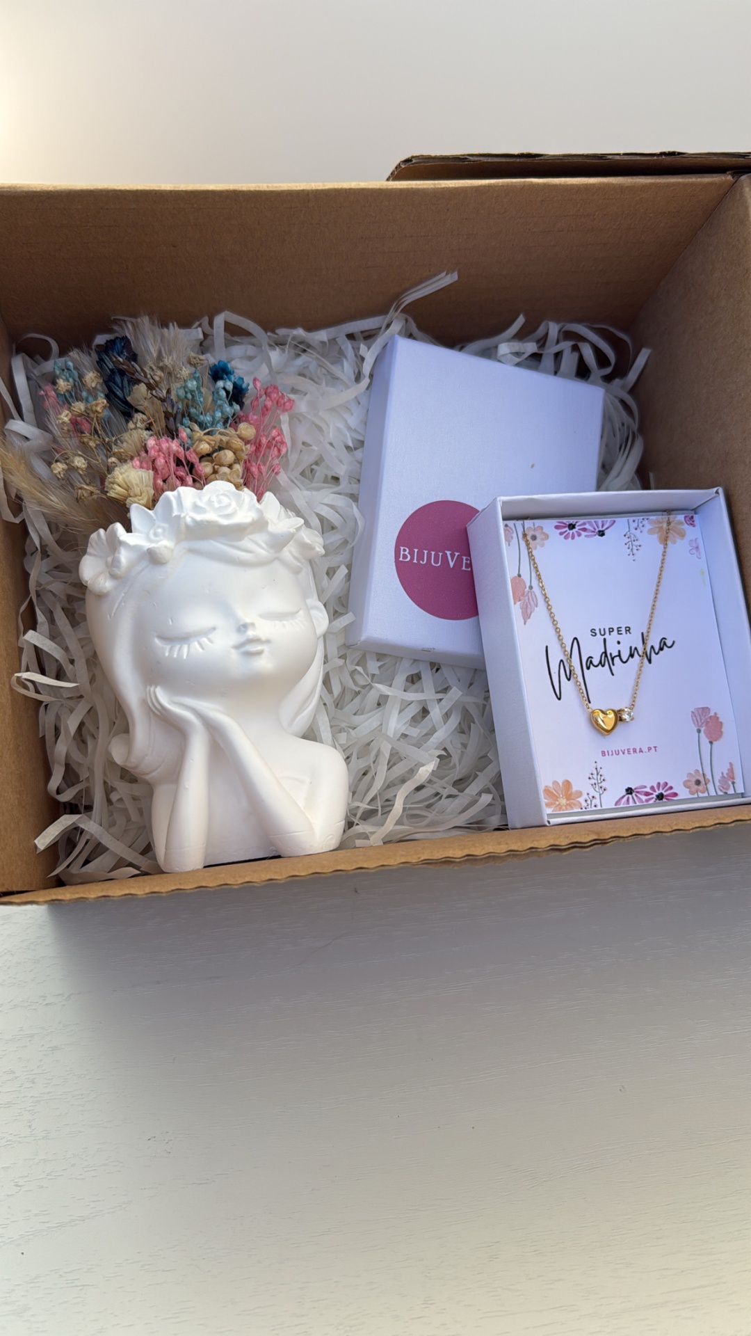 Caixa de presente com vaso decorativo, flores secas e colar dourado