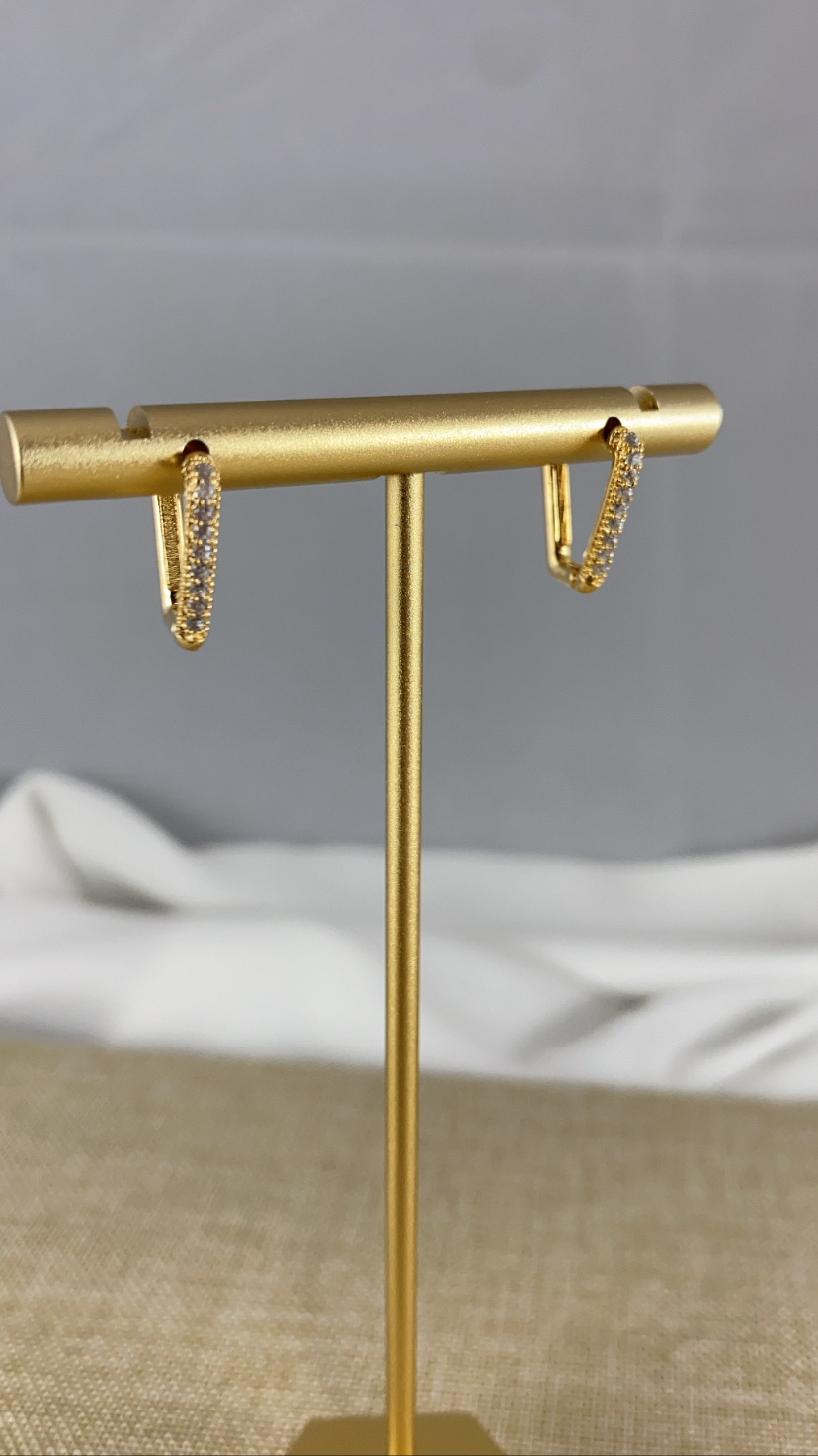 Brincos dourados em argola com cristais num suporte dourado