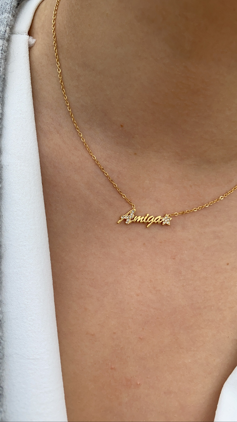 Colar dourado com pendente Amiga e pequenas flores em pescoço