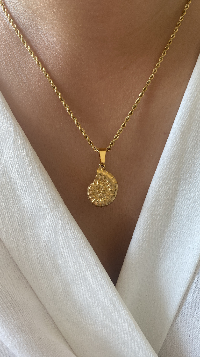 Colar dourado com pendente em forma de concha espiral