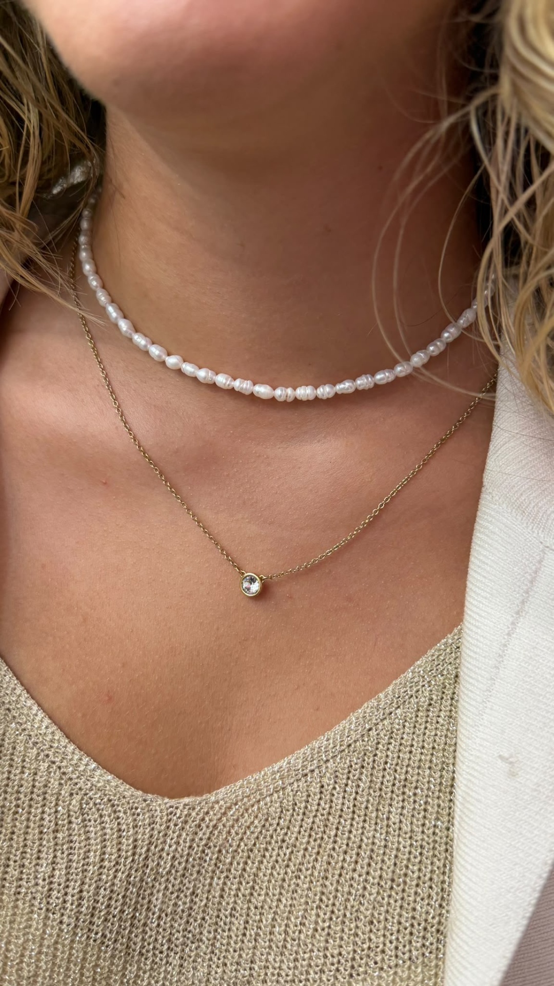 Colares em pescoço de mulher, pérolas naturais e pendente dourado redondo