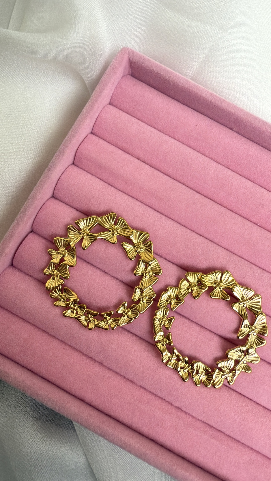 Par de argolas douradas florais em caixa de veludo rosa