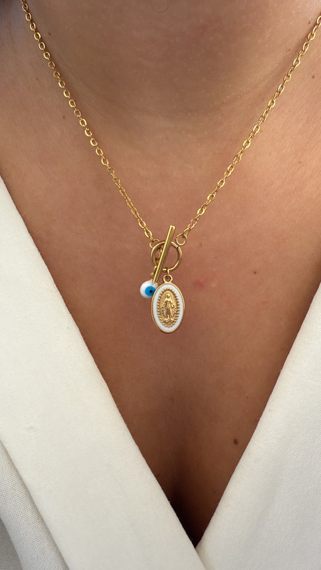 Colar dourado com medalhão e olho grego