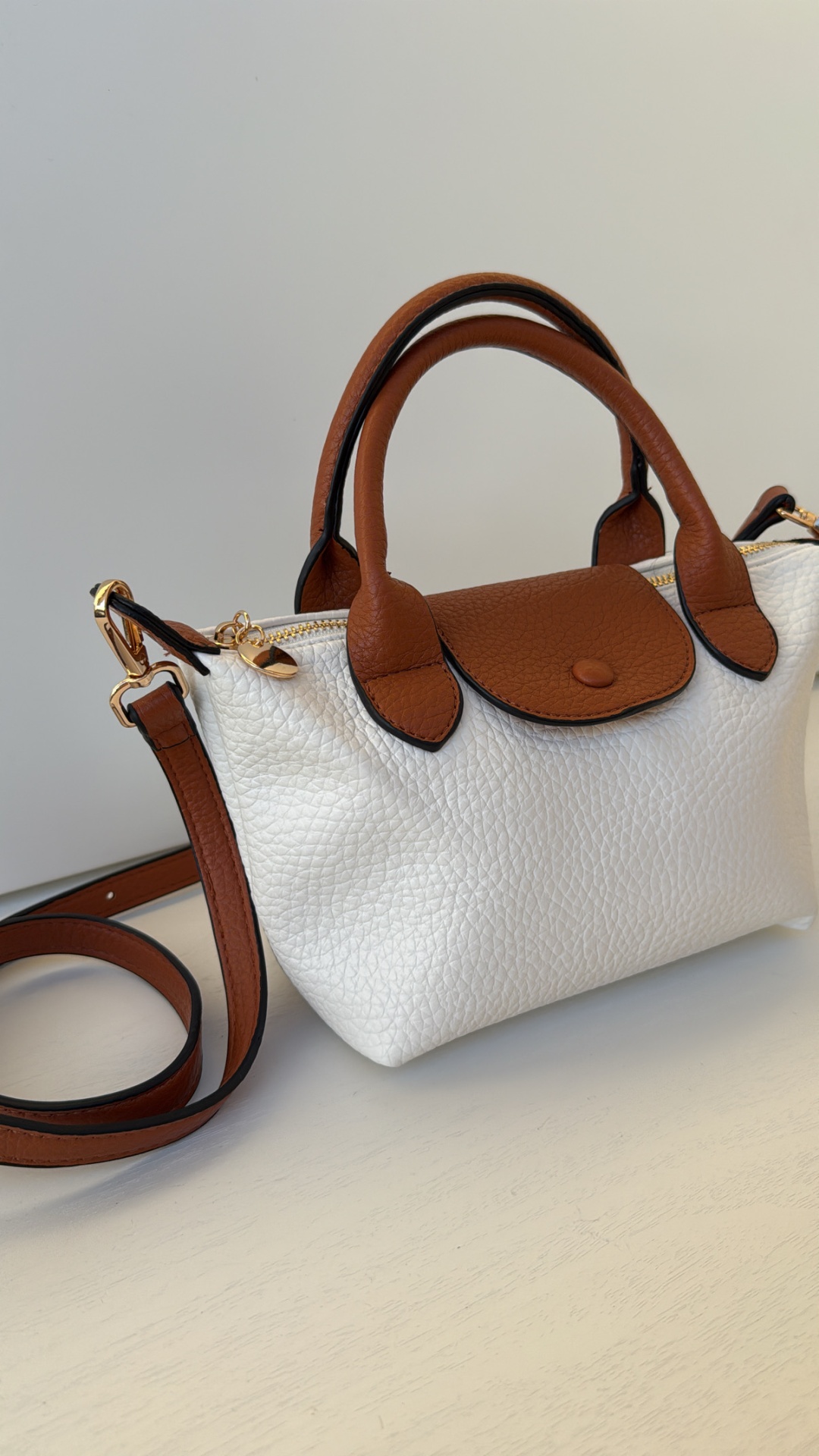 Mala de mão branca com detalhes castanhos em pele sintética granulado