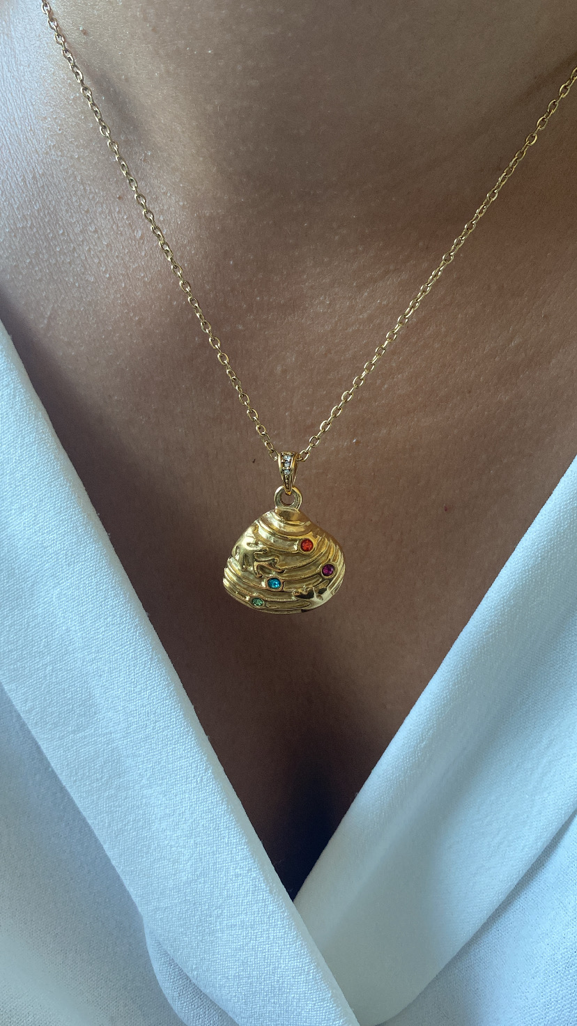 Colar dourado com pendente ondulado e pedras coloridas