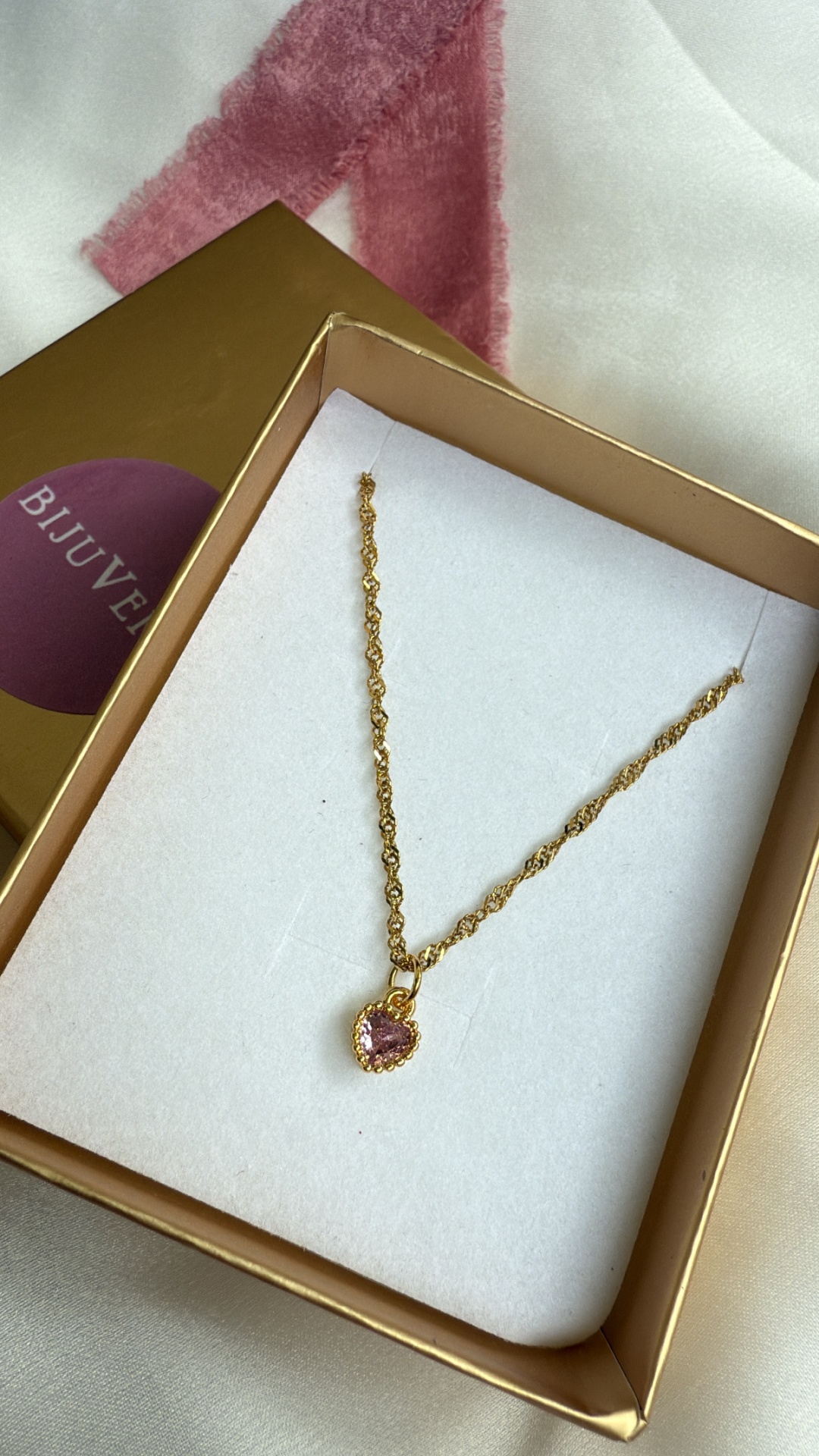 Colar dourado com pendente coração rosa em caixa dourada
