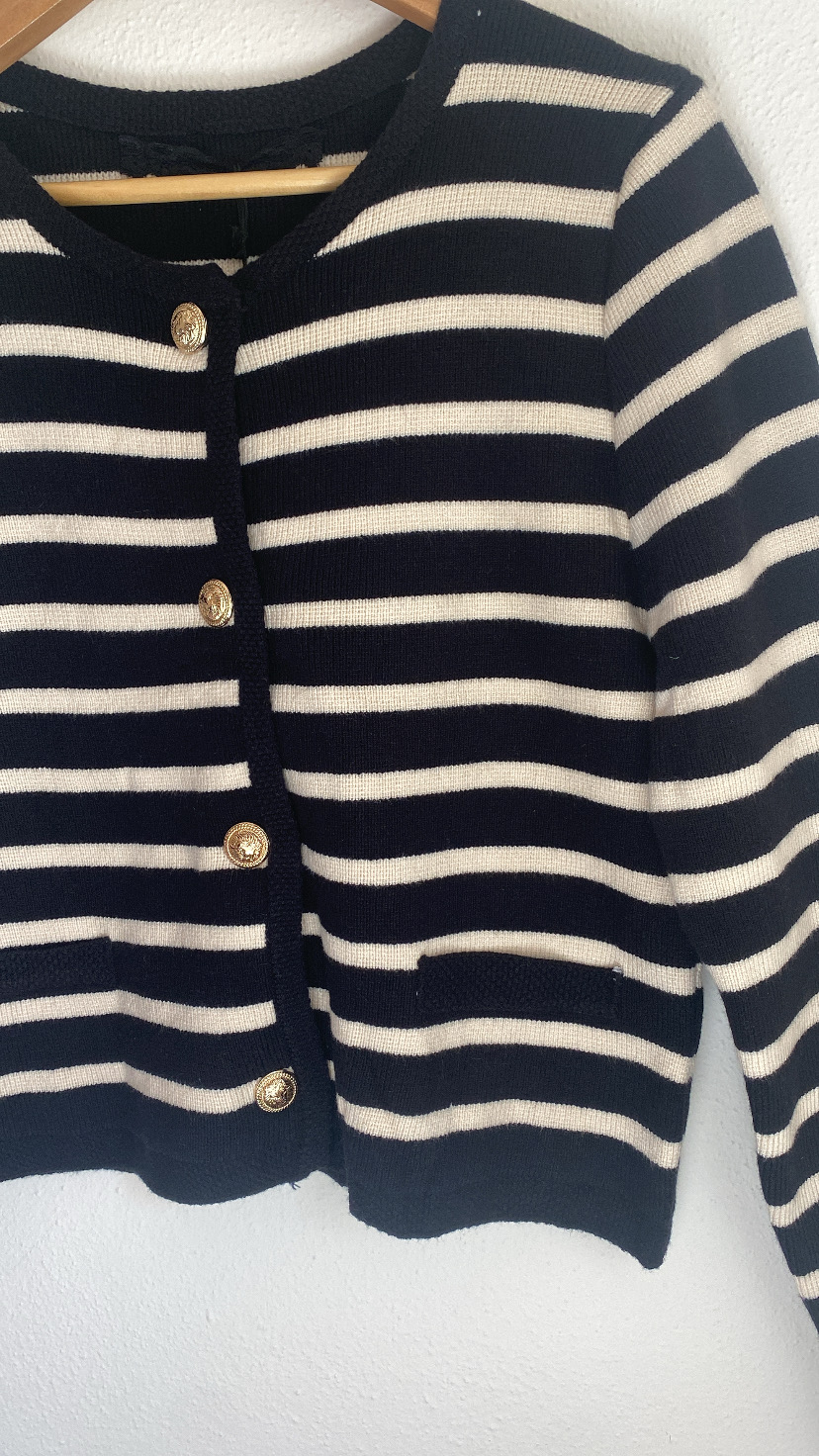 Casaco às riscas azul escuro e branco com botões dourados