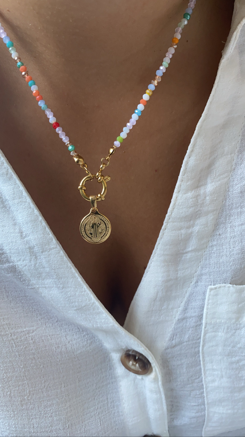 Colar colorido com pendente dourado e camisa branca