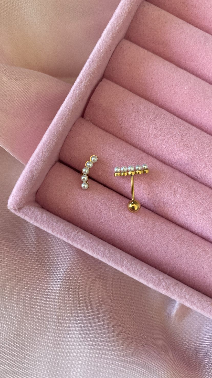 Brincos dourados com pérolas em caixa rosa de veludo