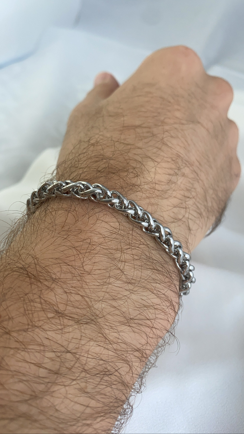 Pulseira de corrente prateada no pulso