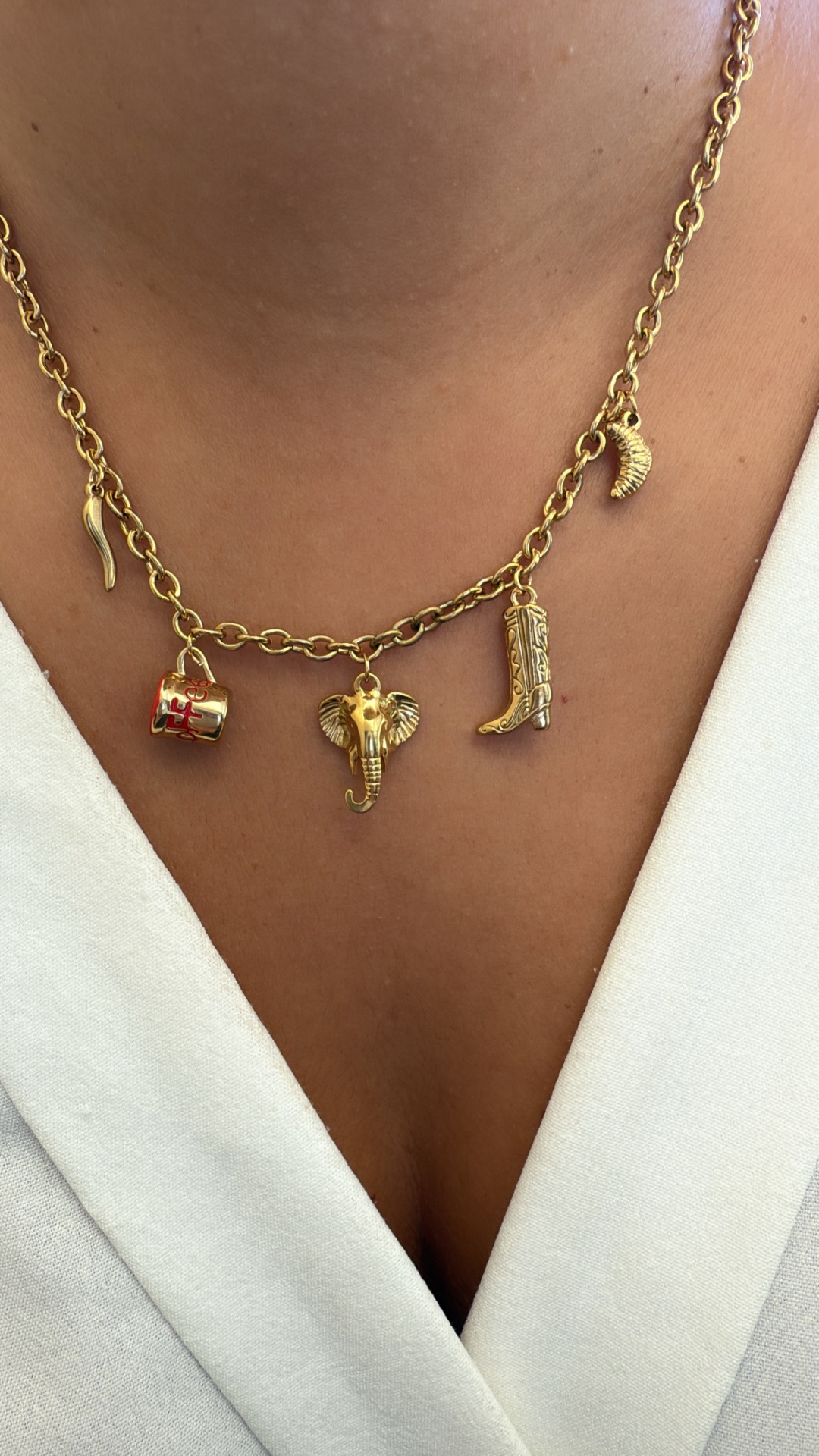 Colar dourado com pendentes diversos em correntes grossas