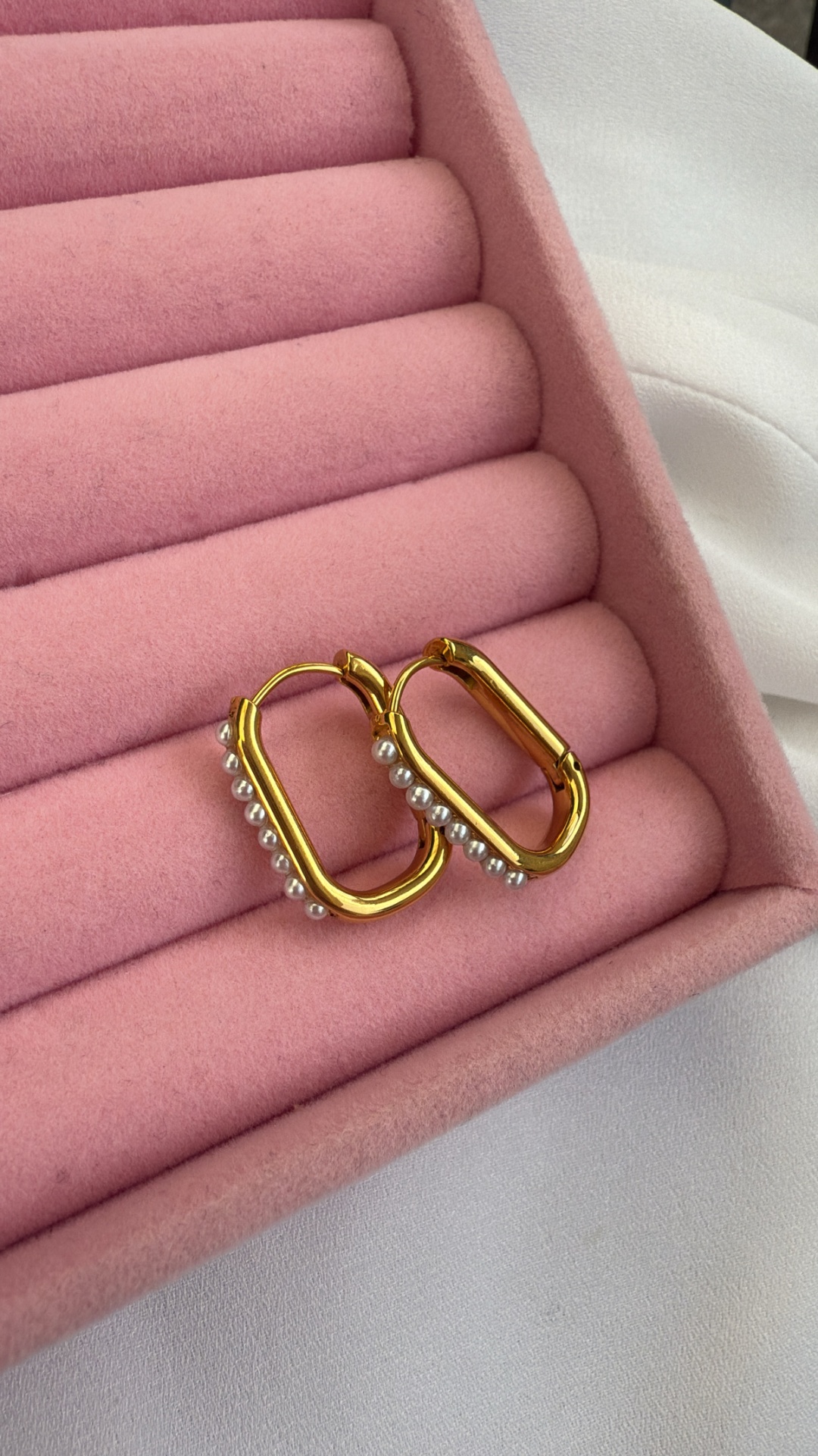 Brincos dourados retangulares com pérolas em caixa de veludo rosa