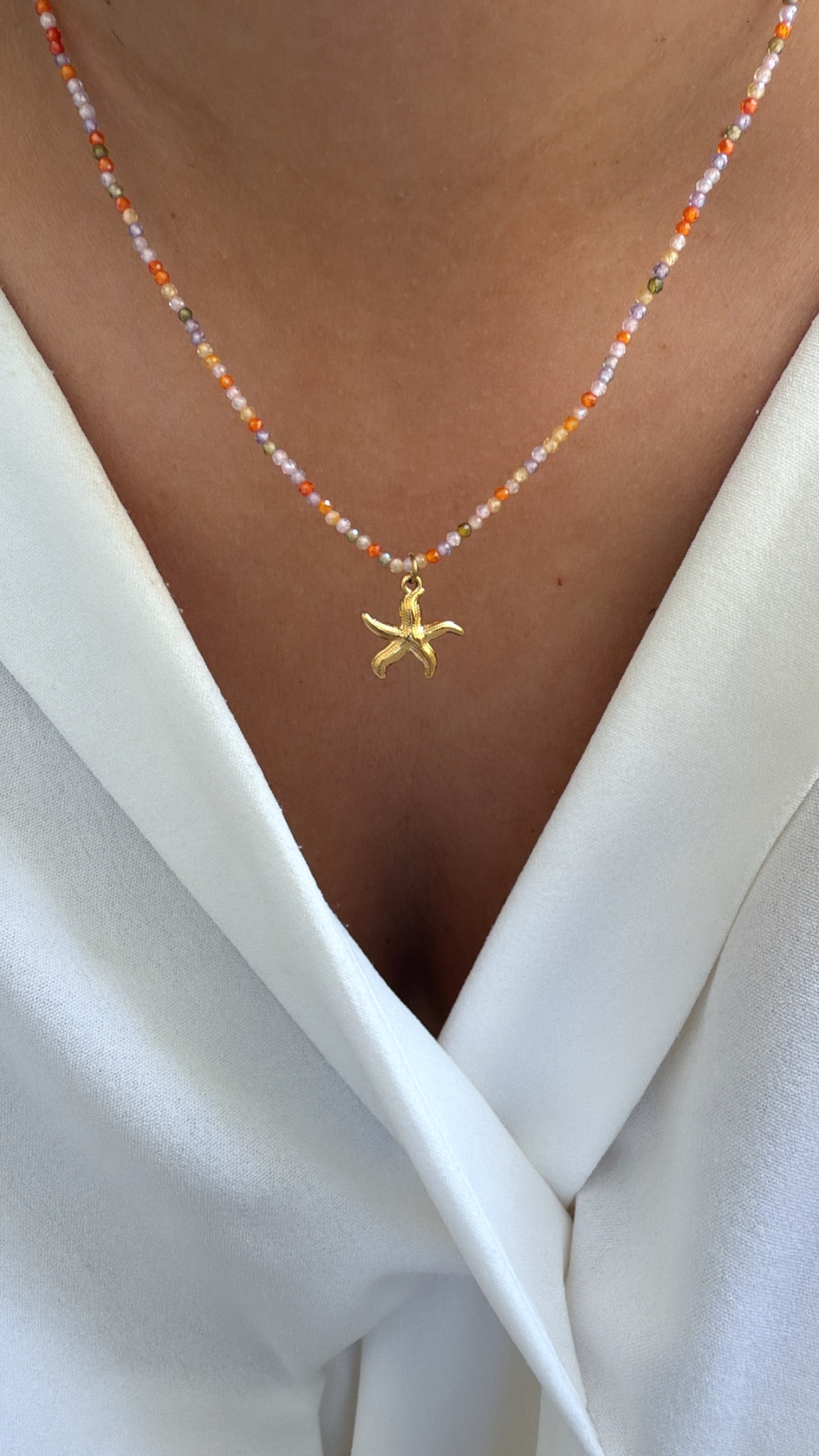 Colar com contas coloridas e pendente dourado em forma de estrela do mar