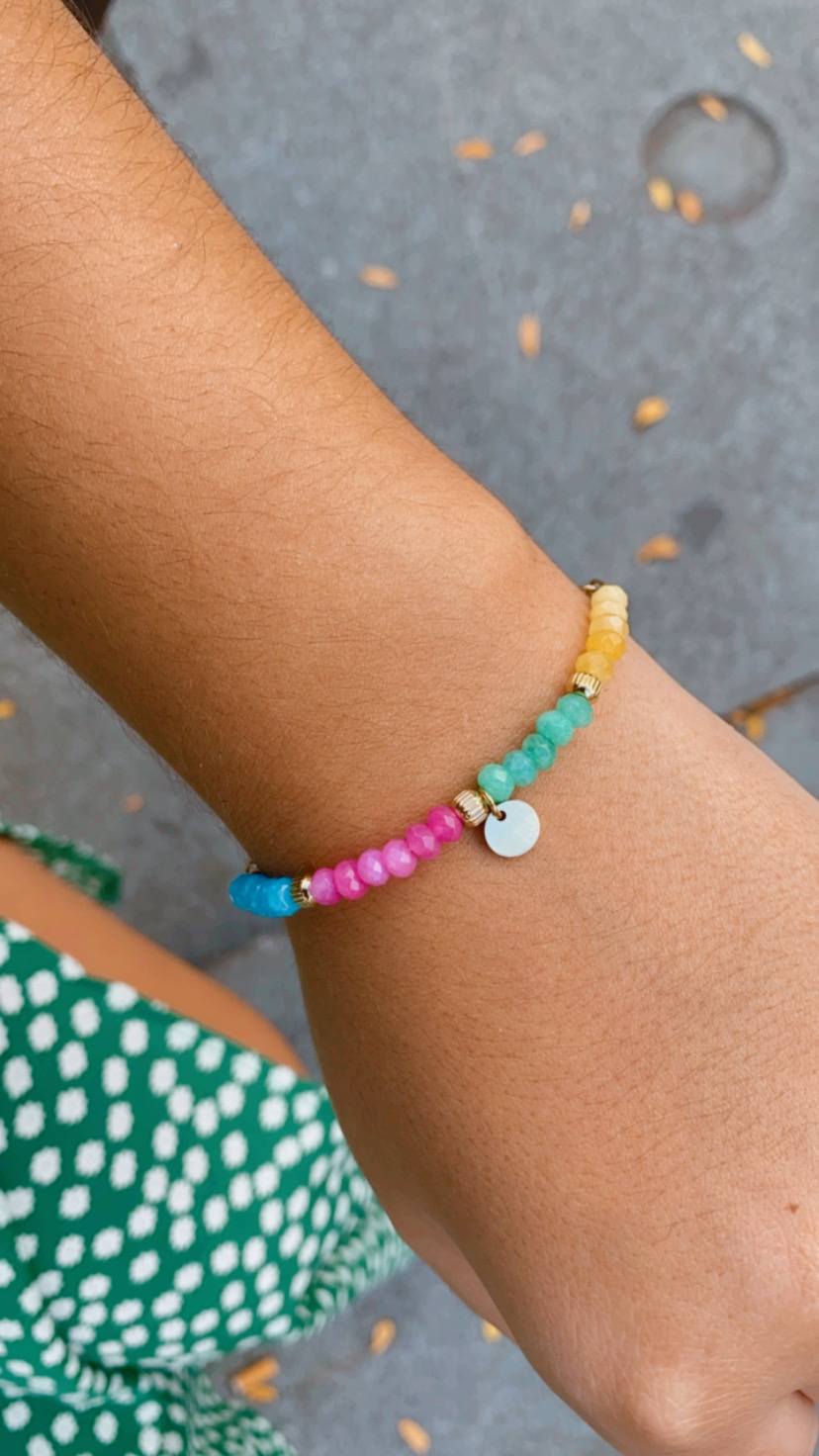 Pulseira colorida de miçangas no pulso