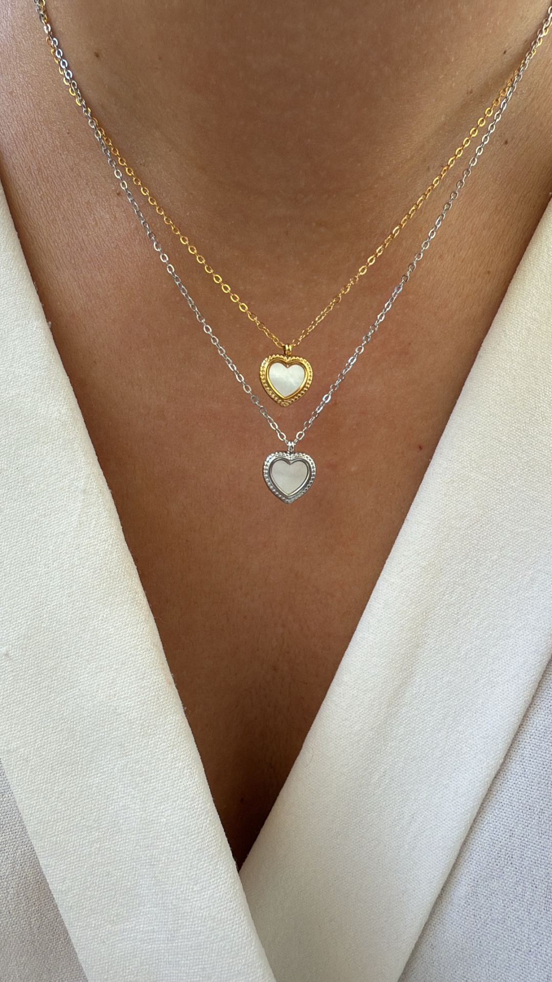 Dois colares com pendentes de coração em prata e dourado